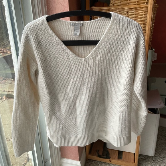 H&M women’s white knit sweater - Picture 3 of 6